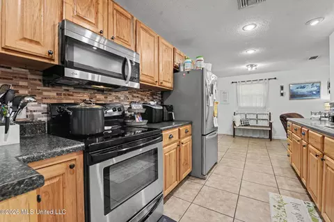 Kitchen - 4317 Cunningham Rd, Moss Point, MS 39562 photo 4 of 4
