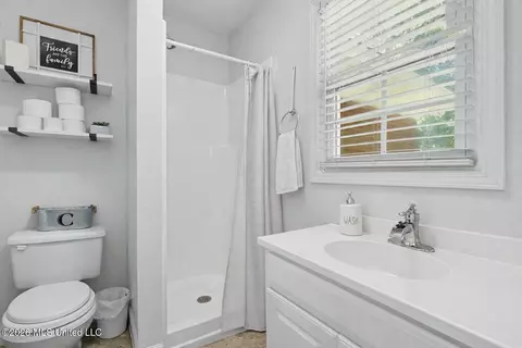 Bath - 4317 Cunningham Rd, Moss Point, MS 39562 photo 1 of 2