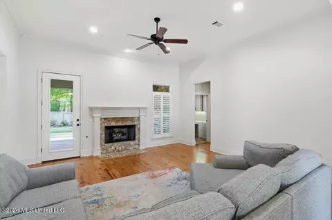 Living - 124 Hemlock Ln, Madison, MS 39110 photo 2 of 2