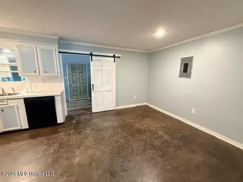 Living - 255 Red Allen Rd, Brandon, MS 39042 photo 2 of 4