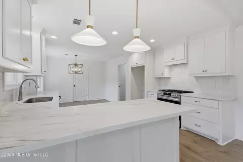 Kitchen - 5326 Balmoral Dr, Jackson, MS 39211 photo 1 of 2