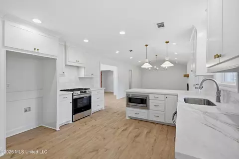 Kitchen - 5326 Balmoral Dr, Jackson, MS 39211 photo 2 of 2