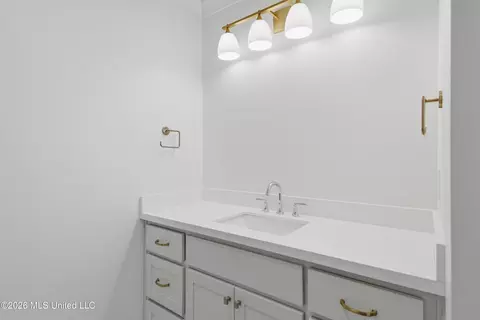 Bath - 5326 Balmoral Dr, Jackson, MS 39211 photo 5 of 6