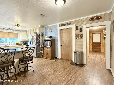 Entry Way - 8488 Neely Avera Rd, Neely, MS 39461 photo 1 of 2