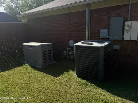 Exterior - 6530 Cedarwood Dr, Jackson, MS 39213 photo 2 of 4