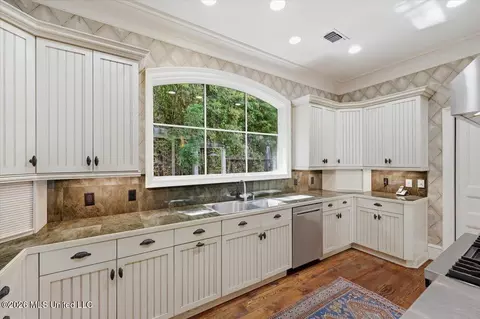 Kitchen - 146 Ridge Dr, Jackson, MS 39216 photo 1 of 3