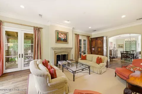 Living - 146 Ridge Dr, Jackson, MS 39216 photo 1 of 2