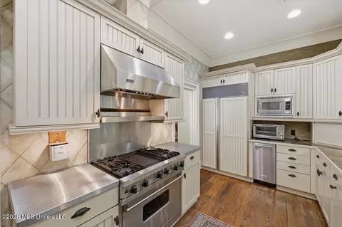 Kitchen - 146 Ridge Dr, Jackson, MS 39216 photo 2 of 3
