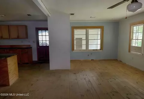 Living - 429 2nd Ave, Monticello, MS 39654 photo 2 of 2