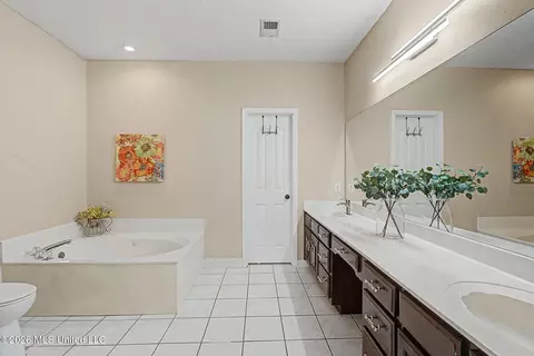 Bath - 4019 Victoria Dr, Nesbit, MS 38651 photo 1 of 6