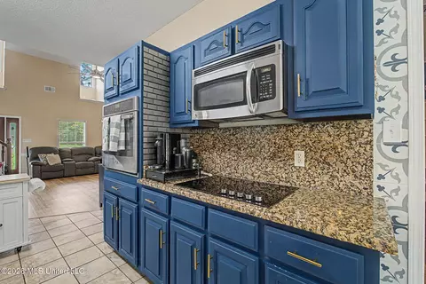 Kitchen - 4019 Victoria Dr, Nesbit, MS 38651 photo 2 of 5