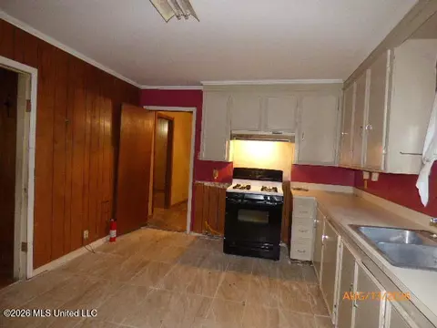 Entry Way - 9 Ray St, Natchez, MS 39120 photo 2 of 2