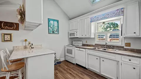 Kitchen - 212 Overton Ct, Madison, MS 39110 photo 3 of 3