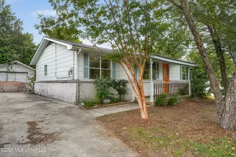 338 Carroll Ave, Bay Saint Louis, MS 39520