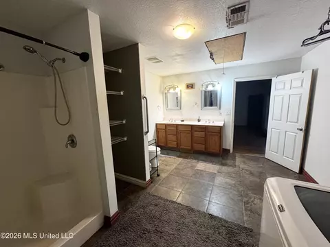 Bath - 16403 Omar Blvd, Biloxi, MS 39532 photo 3 of 4