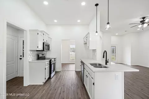 Entry Way - 1090 Fawn Dr, Hernando, MS 38632 photo 1 of 5