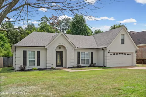 Exterior - 1090 Fawn Dr, Hernando, MS 38632 photo 2 of 4