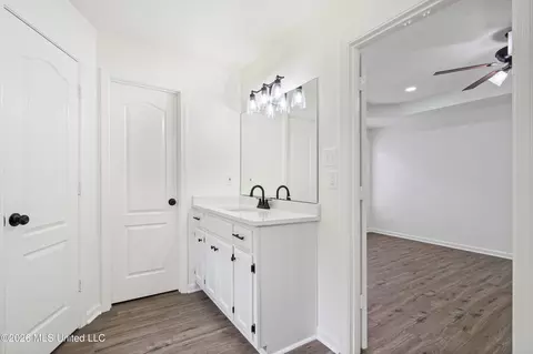 Entry Way - 1090 Fawn Dr, Hernando, MS 38632 photo 5 of 5
