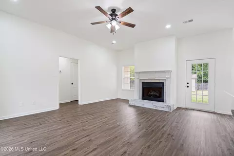 Living - 1090 Fawn Dr, Hernando, MS 38632 photo 2 of 3