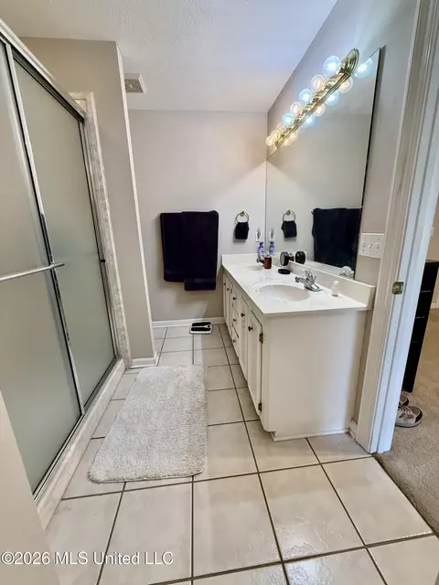 Bath - 895 Windward Dr, Richland, MS 39218 photo 1 of 3