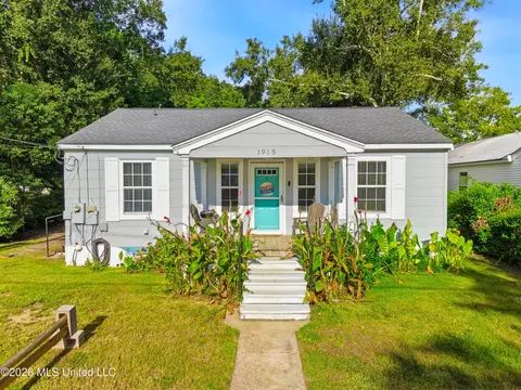 1915 9th St, Pascagoula, MS 39567
