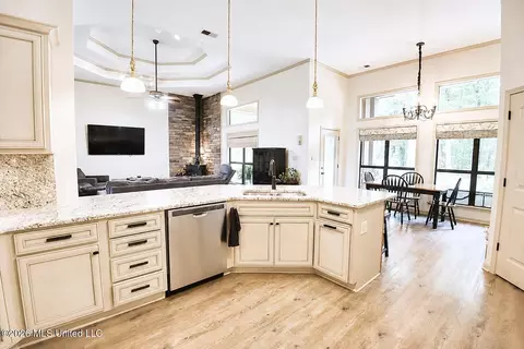 Kitchen - 4384 Susan Ln, Hernando, MS 38632 photo 2 of 2