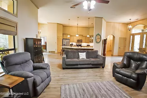 Living - 4384 Susan Ln, Hernando, MS 38632 photo 1 of 2