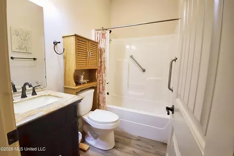 Bath - 4384 Susan Ln, Hernando, MS 38632 photo 2 of 2