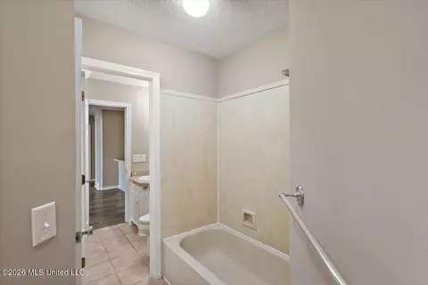 Bath - 123 Hanover Dr, Brandon, MS 39047 photo 2 of 3