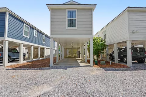 Exterior - 215 E 2nd St #30, Pass Christian, MS 39571 photo 10 of 11