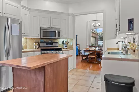 Kitchen - 216 Calhoun Dr #N/A, Madison, MS 39110 photo 3 of 5
