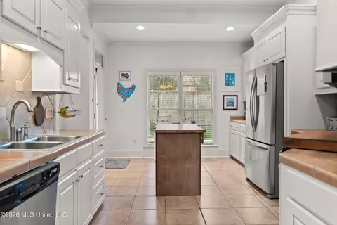 Kitchen - 216 Calhoun Dr #N/A, Madison, MS 39110 photo 1 of 5
