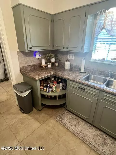 Kitchen - 14305 Timber Ridge Dr, Moss Point, MS 39562 photo 5 of 7