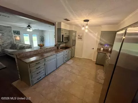 Kitchen - 14305 Timber Ridge Dr, Moss Point, MS 39562 photo 6 of 7