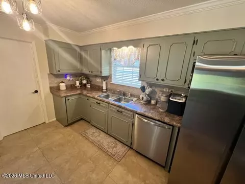 Kitchen - 14305 Timber Ridge Dr, Moss Point, MS 39562 photo 3 of 7