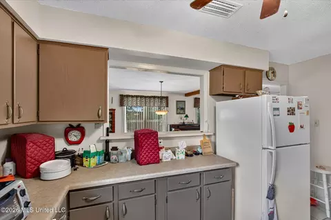 Kitchen - 8717 Pine Ridge Blvd, Diamondhead, MS 39525 photo 2 of 2