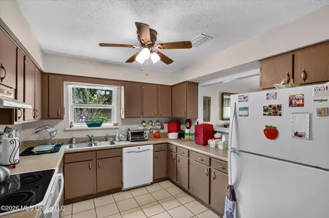 Kitchen - 8717 Pine Ridge Blvd, Diamondhead, MS 39525 photo 1 of 2
