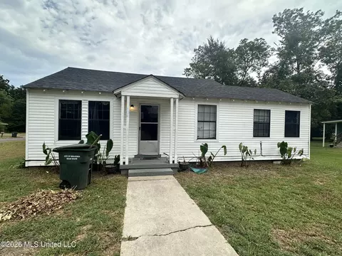 104 Line St, Senatobia, MS 38668