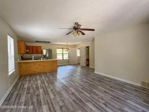 Living - 203 Pine Rdg, Pope, MS 38658 photo 2 of 5