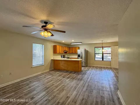 Living - 203 Pine Rdg, Pope, MS 38658 photo 3 of 5