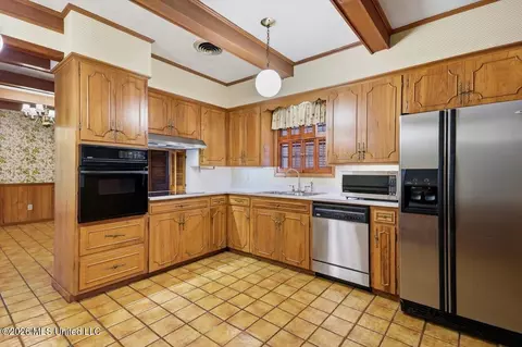 Kitchen - 144 Colonial Cir, Jackson, MS 39211 photo 2 of 3
