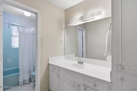 Bath - 144 Colonial Cir, Jackson, MS 39211 photo 1 of 2