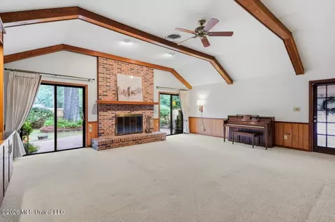 Living - 144 Colonial Cir, Jackson, MS 39211 photo 3 of 4