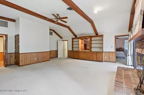 Living - 144 Colonial Cir, Jackson, MS 39211 photo 2 of 4