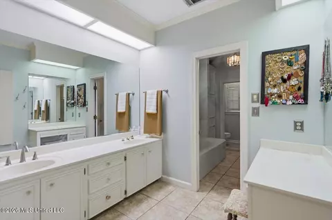 Bath - 5115 Heatherton Dr, Jackson, MS 39211 photo 3 of 8