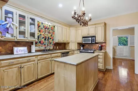 Kitchen - 5115 Heatherton Dr, Jackson, MS 39211 photo 2 of 3
