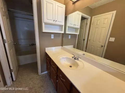 Bath - 10551 Oak Leaf Dr, Olive Branch, MS 38654 photo 1 of 3