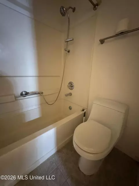 Bath - 10551 Oak Leaf Dr, Olive Branch, MS 38654 photo 2 of 3