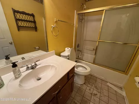 Bath - 10551 Oak Leaf Dr, Olive Branch, MS 38654 photo 3 of 3