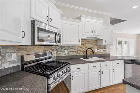 Kitchen - 611 Ridge View Dr, Hernando, MS 38632 photo 4 of 4